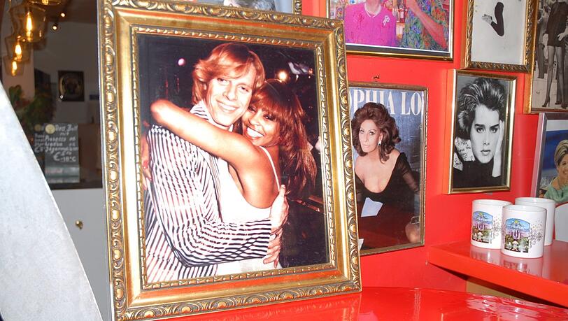 Hier trifft Kay Wörsching Tina Turner das erste Mal: Das Foto zeigt die erste Umarmung im legendären "Kay's Bistro" am Viktualienmarkt vor etwa 40 Jahren.