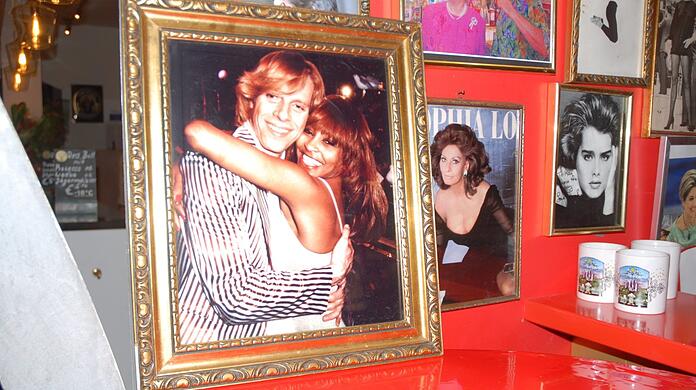 Hier trifft Kay Wörsching Tina Turner das erste Mal: Das Foto zeigt die erste Umarmung im legendären "Kay's Bistro" am Viktualienmarkt vor etwa 40 Jahren.