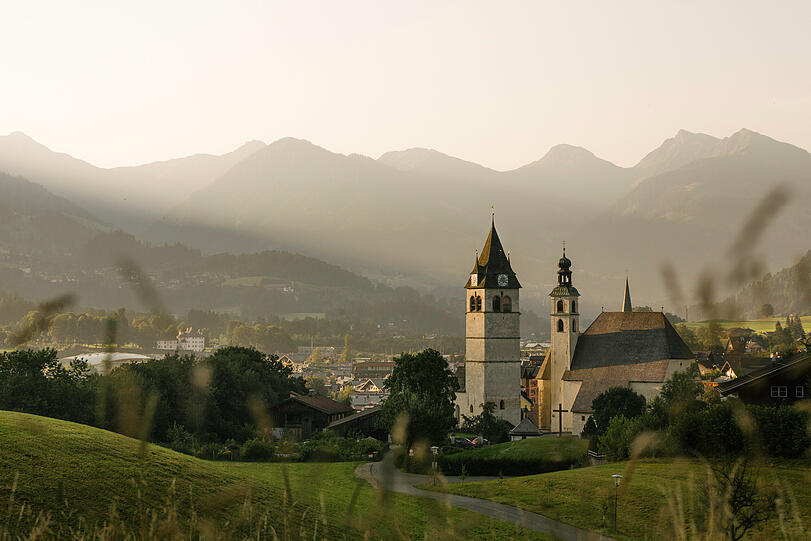 Die Kirchtürme der Stadtpfarrkirche St. Andreas bei Sonnenaufgang.