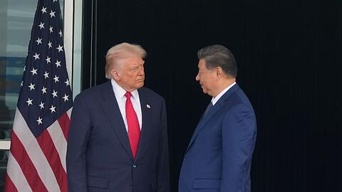US-Pr&auml;sident Trump (l) hatte Chinas Staatschef Xi zuletzt in S&uuml;dkorea getroffen. (Archivbild)
