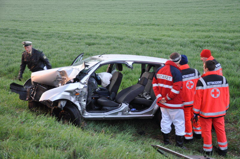 Bei Altötting ist ein Pkw-Fahrer von der Fahrbahn abgekommen und gegen einen Baum geprallt. Der Mann starb noch an der Unfallstelle. Die Bilder vom Horror-Unfall