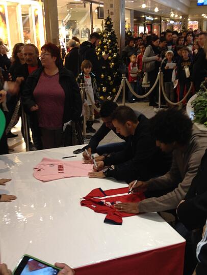 Gustavo,Rafinha und Dante unterschrieben Trikots,Schals oder verteilten ihre Autogrammkarten. Die Fans freuten sich.