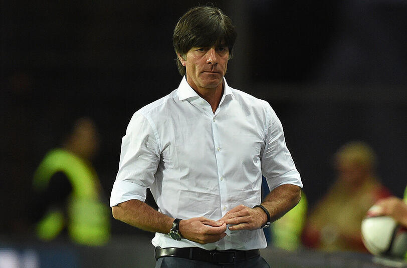 Keine abschätzige Geste: Joachim Löw verarztete auf der Bank lediglich einen eingerissenen Fingernagel.