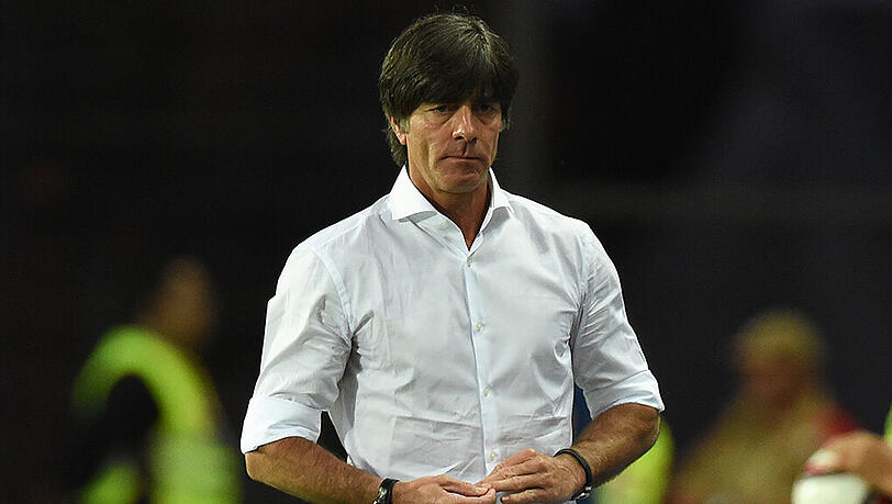 Keine abschätzige Geste: Joachim Löw verarztete auf der Bank lediglich einen eingerissenen Fingernagel. Keine abschätzige Geste: Joachim Löw verarztete auf der Bank lediglich einen eingerissenen Fingernagel.