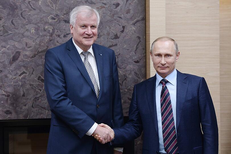 Handshake zweier Staatsmänner: Horst Seehofer und Wladimir Putin (r.)