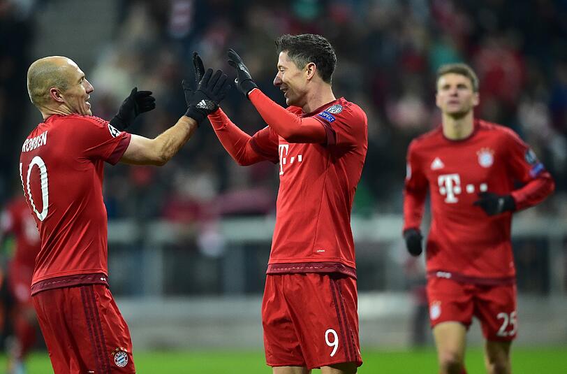 Platz 4: FC Bayern München - 50 Tore | Robben, Lewandowski, Müller - eine Sturmreihe von der die meisten Teams in Europa träumen dürften. Den FC Bayern schießt das Trio regelmäßig zum Sieg. Im internen Ranking führt Lewa (27 Tore) vor Müller (19 Tore) und Robben (4 Tore). An der Stelle des Holländers könnten nebenbei auch Arturo Vidal und Kingsley Coman stehen, welche bisher ebenfalls vier Treffer erzielen konnten.