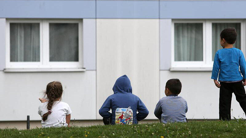 Kinder vor einer Flüchtlingsunterkunft in Wolgast (Mecklenburg-Vorpommern).