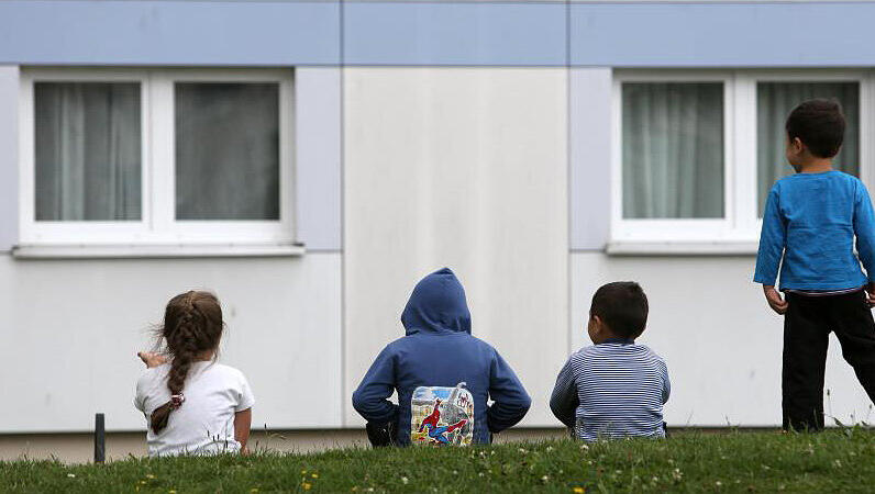 Kinder vor einer Flüchtlingsunterkunft in Wolgast (Mecklenburg-Vorpommern).