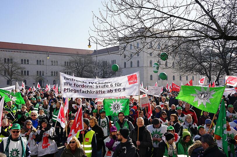 Bilder vom Dienstag: Beschäftigte des öffentlichen Dienstes streiken in München.