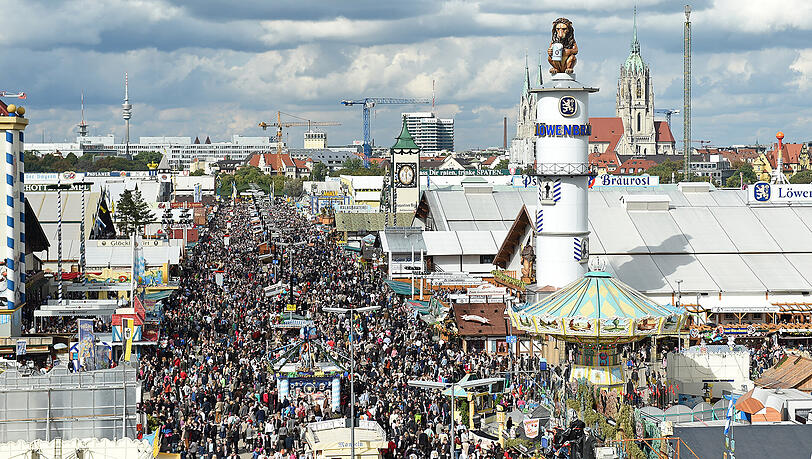 Zwei Wiesn-Diebe wurden vom Gericht nun zu Haftstrafen verurteilt. Zwei Wiesn-Diebe wurden vom Gericht nun zu Haftstrafen verurteilt.