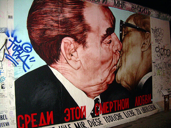 Mauerbild mit Bruderkuss in der Eastside Gallery Berlin
