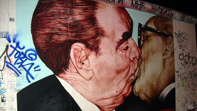Mauerbild mit Bruderkuss in der Eastside Gallery Berlin Mauerbild mit Bruderkuss in der Eastside Gallery Berlin