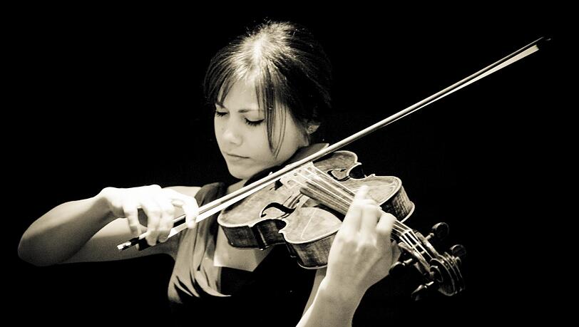 Die Musikerin spielt seit ihrer Kindheit die Bratsche. Die Musikerin spielt seit ihrer Kindheit die Bratsche.