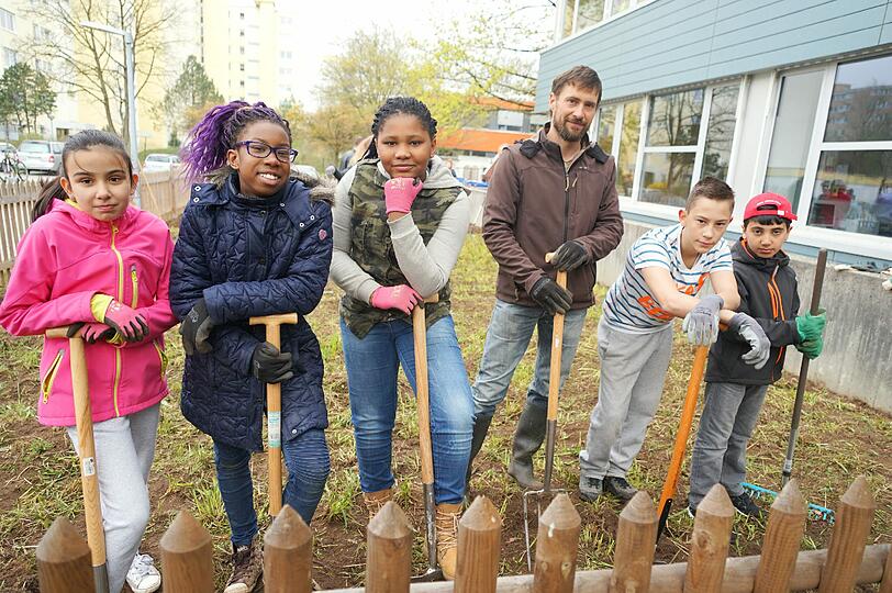 Von links: Dorcas (10), Jera (10), Sila (11), Lehrer Stephan Huber, Johny (14) und Yousef (10) haben gemeinsam Kartoffeln angepflanzt &ndash; im Herbst wird geerntet.