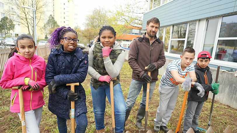 Von links: Dorcas (10), Jera (10), Sila (11), Lehrer Stephan Huber, Johny (14) und Yousef (10) haben gemeinsam Kartoffeln angepflanzt – im Herbst wird geerntet. Von links: Dorcas (10), Jera (10), Sila (11), Lehrer Stephan Huber, Johny (14) und Yousef (10) haben gemeinsam Kartoffeln angepflanzt – im Herbst wird geerntet.