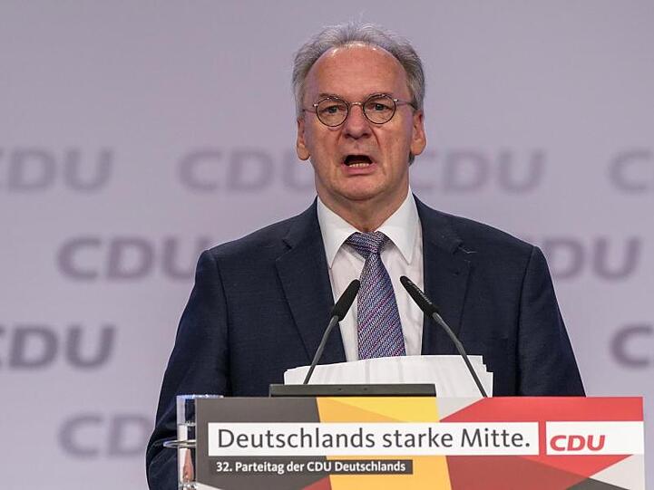 Laut Reiner Haseloff sind Investitionen in Zukunftsfeldern wie Wasserstofftechnologie, Elektromobilität und Künstliche Intelligenz nötig.