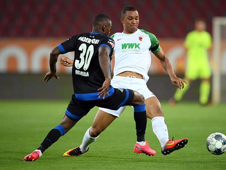 Streli Mamba von Paderborn und Felix Uduokhai von Augsburg (l-r.) in Aktion. Foto: Matthias Hangst/Getty Images Europe/Pool/dpa