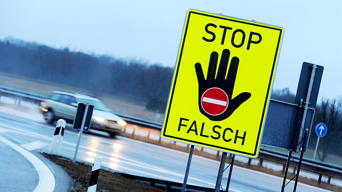 Der Lkw-Fahrer fuhr entgegen der Fahrtrichtung auf den Ausfädelungsstreifen. (Symbolbild)