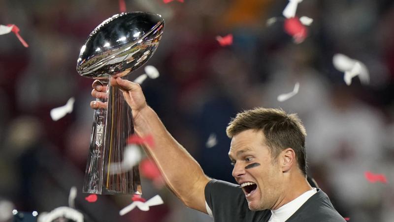 Die Vince Lombardi Trophäe wird von Star-Quarterback Tom Brady von den Tampa Bay Buccaneers in den Nachthimmel gehoben.