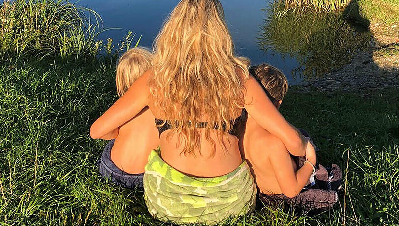 Vincent (5) und Lorenz (7), hier mit ihrer Mutter, sind seit Ostermontag Vollwaisen.