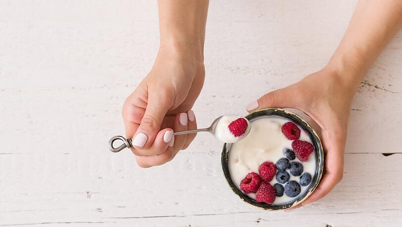 Joghurt und andere Milchprodukte sollten im mittleren Kühlschrankfach aufbewahrt werden. Joghurt und andere Milchprodukte sollten im mittleren Kühlschrankfach aufbewahrt werden.