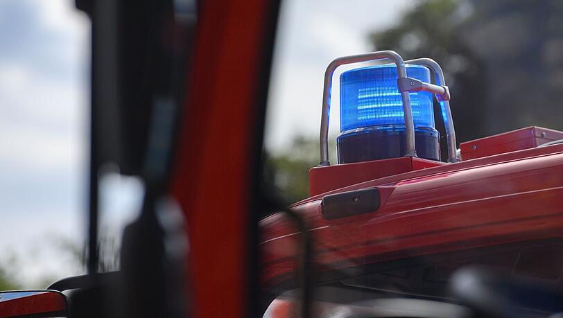 Ein Blaulicht leuchtet auf dem Dach eines Einsatzfahrzeugs der Feuerwehr.