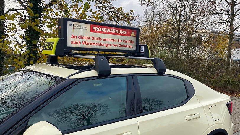 Auf 25 Taxis in München befindet sich derzeit das Display auf denen vor drohenden Katastrophen gewarnt werden kann.