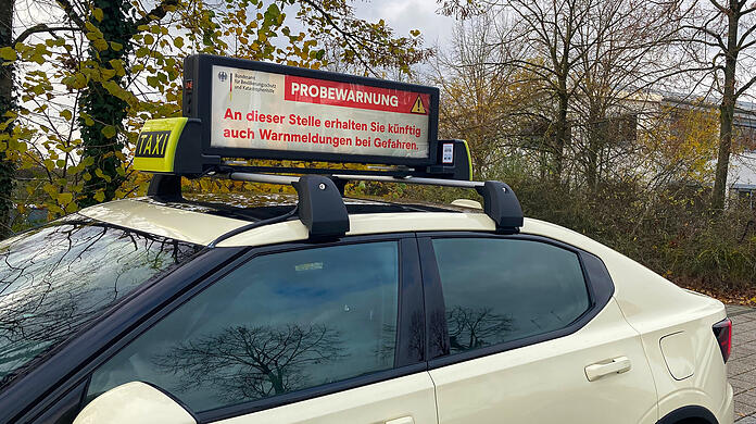 Auf 25 Taxis in München befindet sich derzeit das Display auf denen vor drohenden Katastrophen gewarnt werden kann.