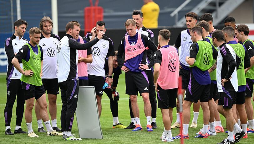 Bundestrainer Julian Nagelsmann nutzt bei einer Besprechung mit den Spielern eine Taktiktafel.
