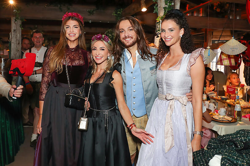 Feiern die Tracht und die Wiesn-Freude: Farina Opoku, Kinga Mathe, Riccardo Simonetti und Betty Taube