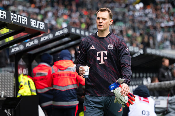 Bayern-Kapitän Manuel Neuer wird im Pokal gegen Köln am Mittwoch fehlen und saß daher bereits in Gladbach auf der Bank, damit Stellvertreter Jonas Urbig Spielpraxis sammeln kann. Bayern-Kapitän Manuel Neuer wird im Pokal gegen Köln am Mittwoch fehlen und saß daher bereits in Gladbach auf der Bank, damit Stellvertreter Jonas Urbig Spielpraxis sammeln kann.