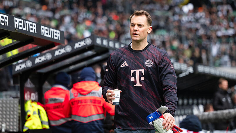 Bayern-Kapitän Manuel Neuer wird im Pokal gegen Köln am Mittwoch fehlen und saß daher bereits in Gladbach auf der Bank, damit Stellvertreter Jonas Urbig Spielpraxis sammeln kann. Bayern-Kapitän Manuel Neuer wird im Pokal gegen Köln am Mittwoch fehlen und saß daher bereits in Gladbach auf der Bank, damit Stellvertreter Jonas Urbig Spielpraxis sammeln kann.