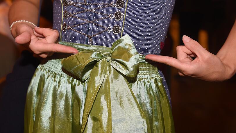 Wo die Dirndl-Schleife sitzt, ist nicht egal. (Archivbild) Wo die Dirndl-Schleife sitzt, ist nicht egal. (Archivbild)