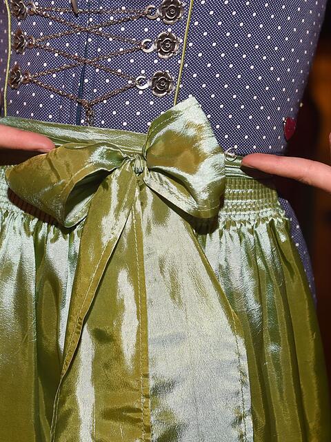 Wo die Dirndl-Schleife sitzt, ist nicht egal. (Archivbild)