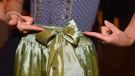 Wo die Dirndl-Schleife sitzt, ist nicht egal. (Archivbild)