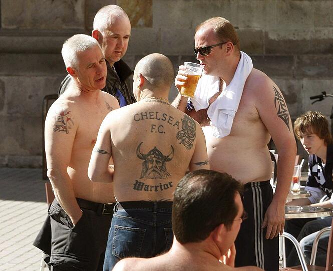 Die Sonne lacht über der CL-Final-Stadt München: Da zeigen die Fans des FC Chelsea wem ihr Respekt gebührt.