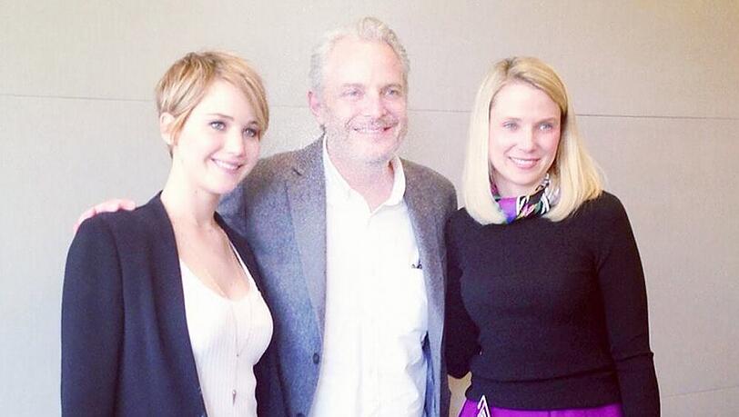 Jennifer Lawrence bei der Yahoo-Veranstaltung mit Regisseur Francis Lawrence und Chefin Marissa Mayer Jennifer Lawrence bei der Yahoo-Veranstaltung mit Regisseur Francis Lawrence und Chefin Marissa Mayer