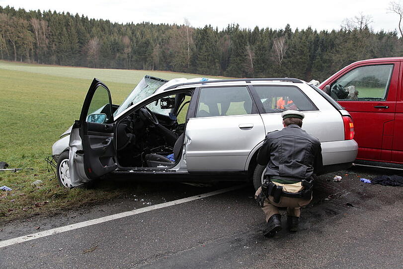 Auf der Staatsstraße 2359 krachten zwei Autos ineinander. Die Bilder vom Unfallort.