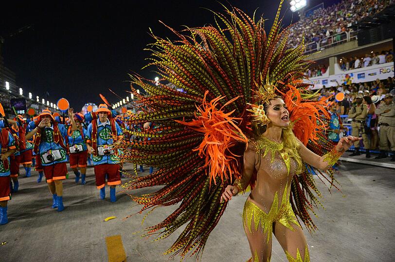 In Rio ging es in der Nacht zum Montag auf dem Straßenkarneval heiß her. Die brasilianischen Schönheiten zeigten zum Karneval-Höhepunkt viel nackte Haut und sexy Kurven.