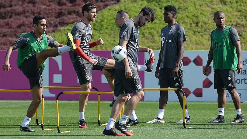 Wieder im Mannschaftstraining: Javi Martínez (m.).