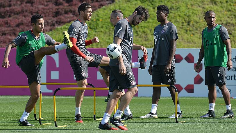 Wieder im Mannschaftstraining: Javi Martínez (m.). Wieder im Mannschaftstraining: Javi Martínez (m.).