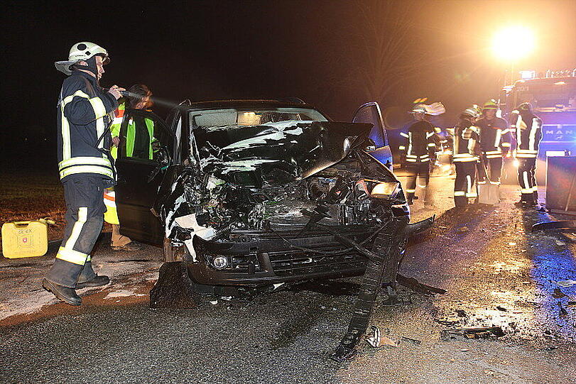 Nahezu ungebremst kracht der VW einer 63-Jährigen in das Baustellenfahrzeug.
