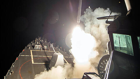 Das von der US-Navy zur Verfügung gestellt Bild zeigt die USS Ross (DDG 71) am 07.04.2017 im Mittelmeer, während eine Tomahawk-Rakete abgefeuert wird. Die USA haben einen Flughafen der syrischen Armee angegriffen.