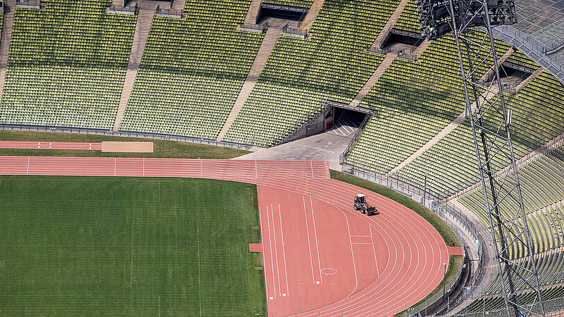 Die neue Laufbahn im Olympiastadion besteht aus farbigen Asphalt, die Linien sind aufgemalt.