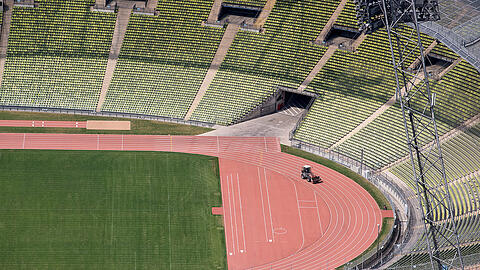 Die neue Laufbahn im Olympiastadion besteht aus farbigen Asphalt, die Linien sind aufgemalt.
