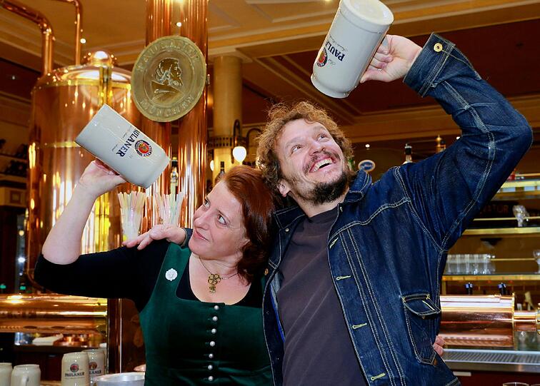 Die Krüge hoch! Luise Kinseher, die Bavaria beim Derblecken, und Marcus H. Rosenmüller, der Regisseur des Singspiels am Nockherberg.