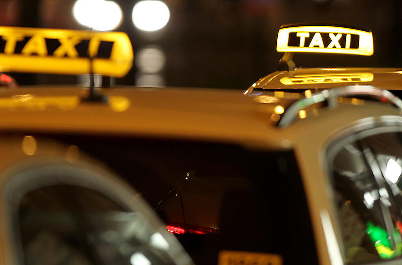 Warum sowohl der Freund als auch der 19-Jährige aus dem Taxi fielen, ist unbekannt. Ebenso, was auf der Fahrt vorgefallen ist. (Archivbild)