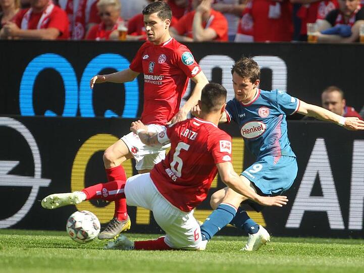 Fortuna-Profi Benito Raman (r) im Zeikampf mit dem Mainzer Danny Latza.