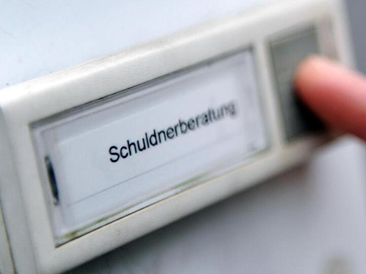 Ein Mann klingelt bei der Schuldner- und Insolvenzberatungsstelle des Deutschen Roten Kreuzes.