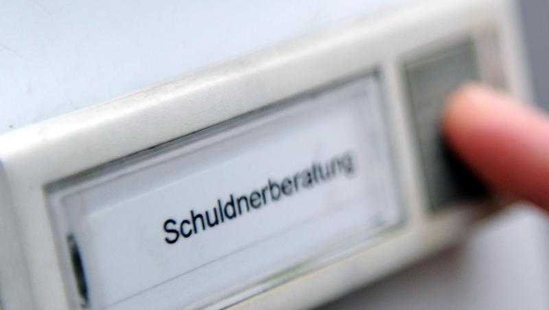 Ein Mann klingelt bei der Schuldner- und Insolvenzberatungsstelle des Deutschen Roten Kreuzes. Ein Mann klingelt bei der Schuldner- und Insolvenzberatungsstelle des Deutschen Roten Kreuzes.
